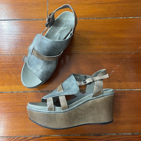 Antelope Shoes - Antelope Kaitiyn Gray Metallic Leather Wedge Platform Buckle Sandals - Sz 40